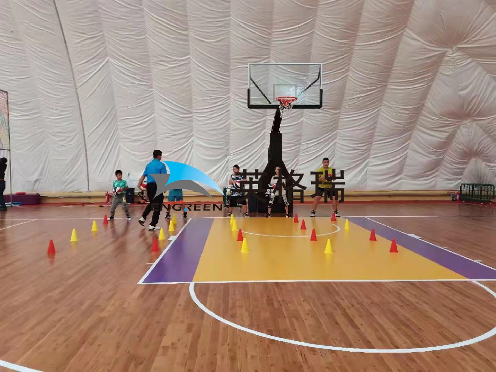气膜建筑搭建的室内篮球馆，实惠又安全